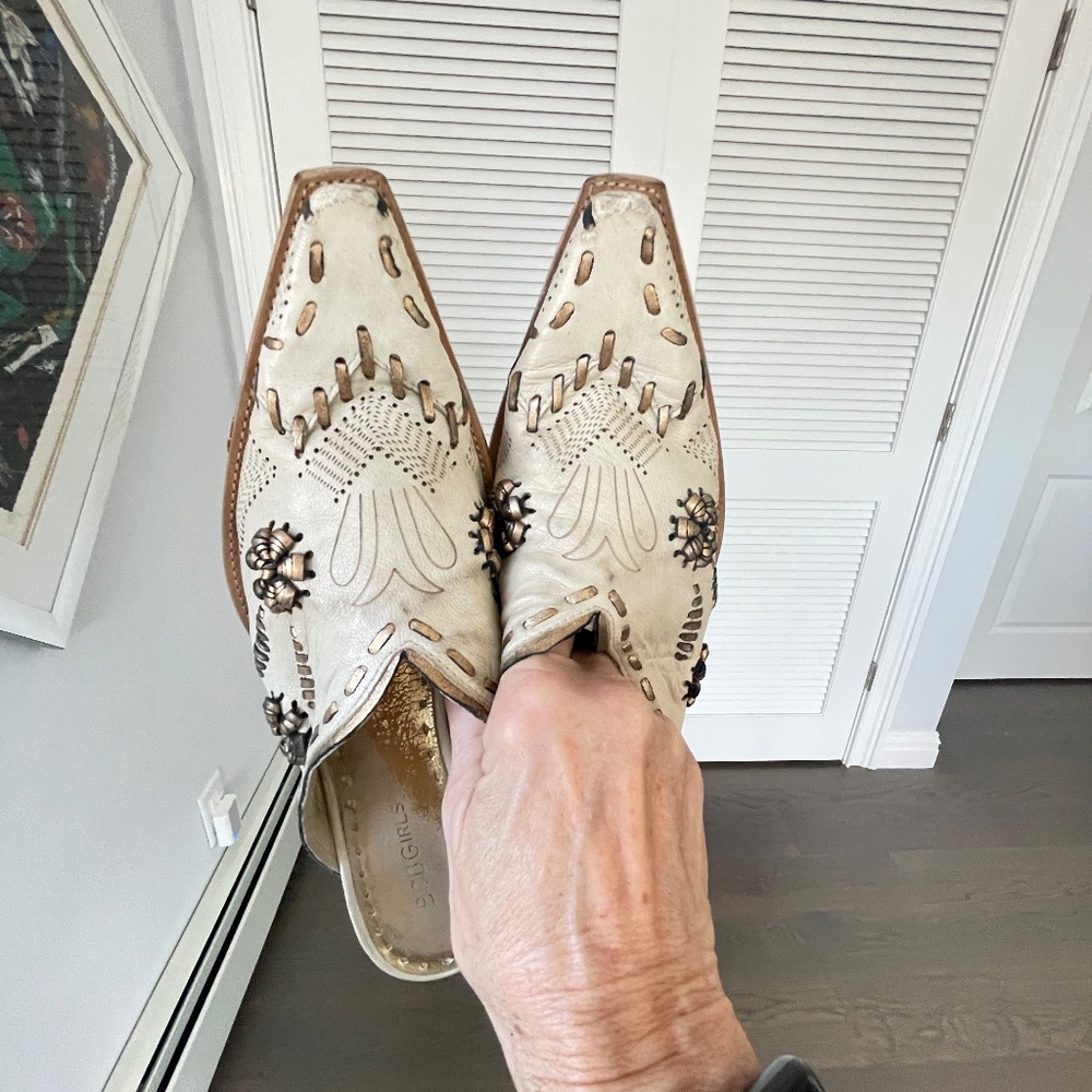 BCBG Girls All Leather Mule, Worn but plenty of life left! Size 8. Creme leather